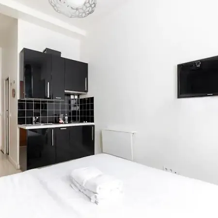 Canal St Martin : Charming Cosy Studio Apartment