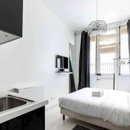 Canal St Martin : Charming Cosy Studio Apartment *
