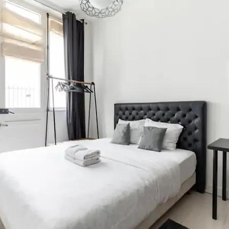 Canal St Martin : Charming Cosy Studio Apartment *